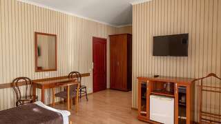 Отель Вилла Марта Трускавец Двухместный номер с 1 кроватью или 2 отдельными кроватями-2